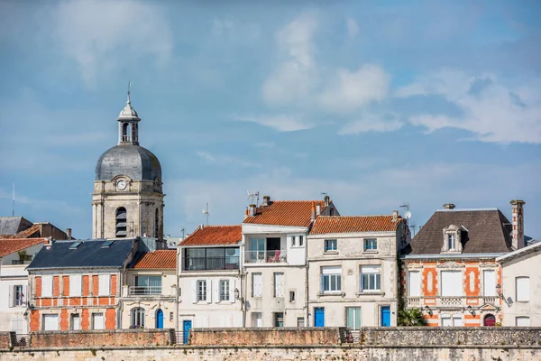 Casas ao longo do mar em La Rochelle — Fotografia de Stock