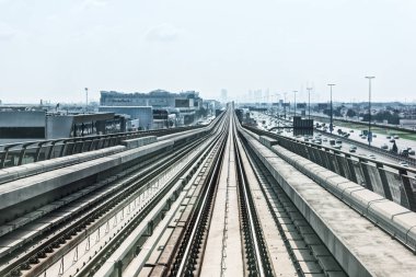 şehir merkezine metro yolda görünümü şehir dubai