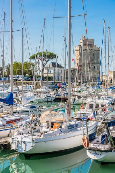 Jachty v starého přístavu La Rochelle — Stock fotografie