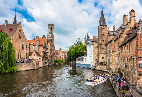 Boten vol met toeristische genieten van Brugge — Stockfoto