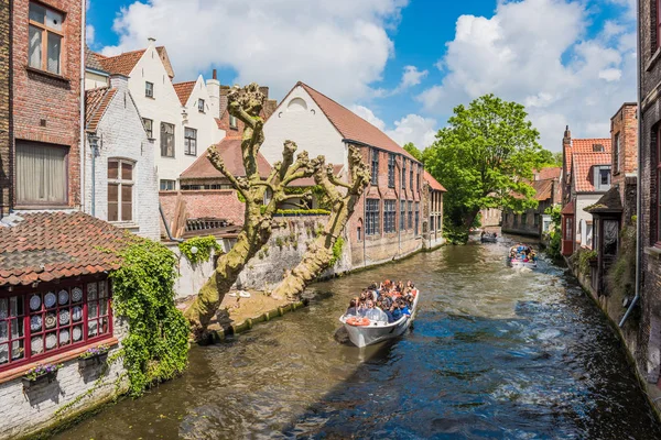 Boten vol met toeristische genieten van Brugge — Stockfoto
