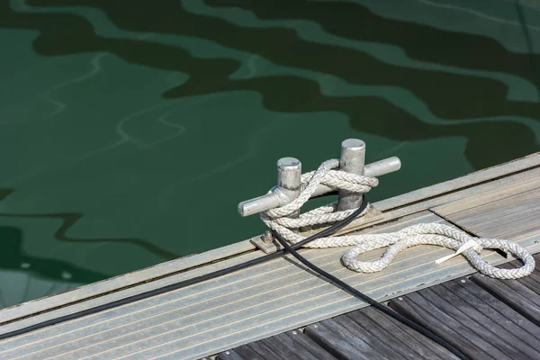 Aanleggen van touw gebonden rond een Klang — Stockfoto