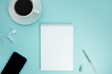 Yaratıcı düz fotoğraf çalışma masası yatıyordu