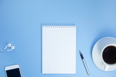 Yaratıcı düz fotoğraf çalışma masası yatıyordu