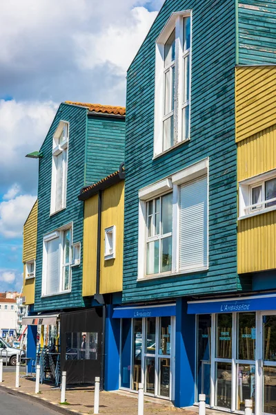 Bright kleurrijke huizen in de haven van La Rochelle — Stockfoto