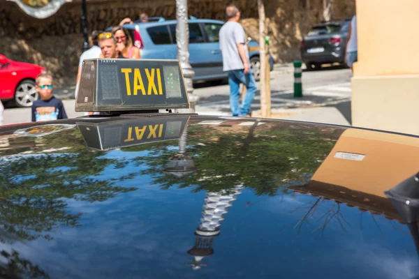 Taxi-Detail mit Reflexionen im Gebäude — Stockfoto