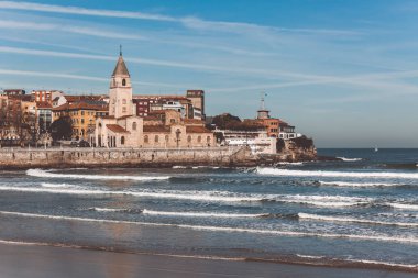 Görünümü Gijon, Asturias, İspanya kilisede San Pedro ve San Lorenzo okyanus plaj
