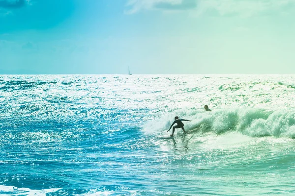 Ekstremalne Surferów Jazda Niektóre Fale Morzu Francja — Zdjęcie stockowe