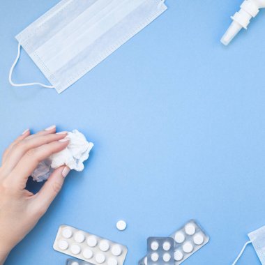 Mevsimlik bahar Anti peçete, hap, yüz maskesi, yaratıcı düz yatıyordu kavramı damla bir şişe ve bir el ile kare kopya alan arka plan en az stil, şablon metin için