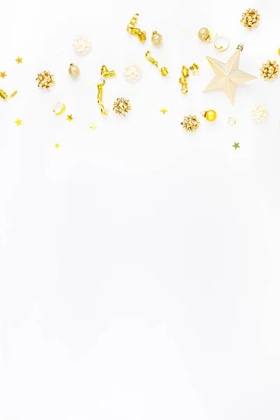 Composición navideña con decoración dorada — Foto de Stock