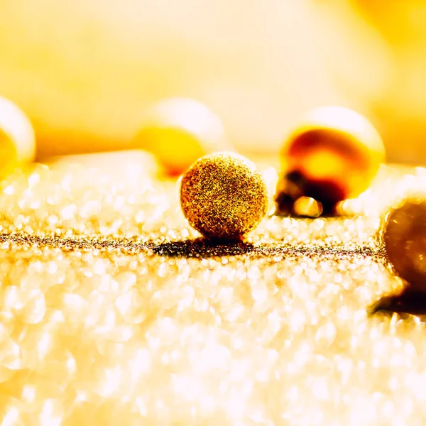 Weihnachtskomposition mit goldener Dekoration — Stockfoto