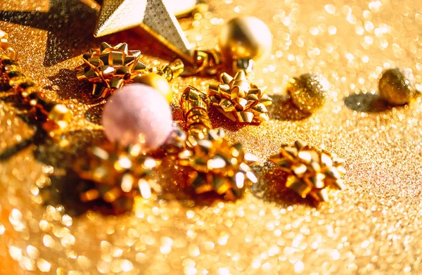 Рождественская композиция с золотым декором — стоковое фото