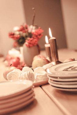 Şükran Günü yemeği için sonbahar sofrası dekorasyonu.