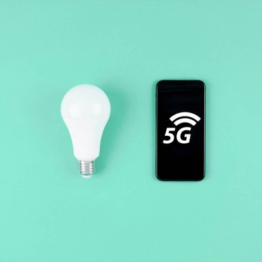 Öncü ampul ve 5 gramlık akıllı telefon. 