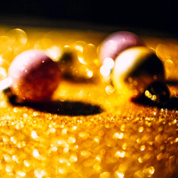 黄金の装飾とクリスマスの組成物 — ストック写真
