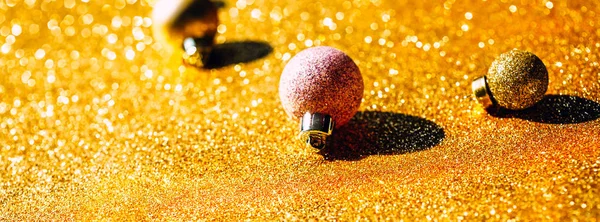 Weihnachtskomposition mit goldener Dekoration — Stockfoto