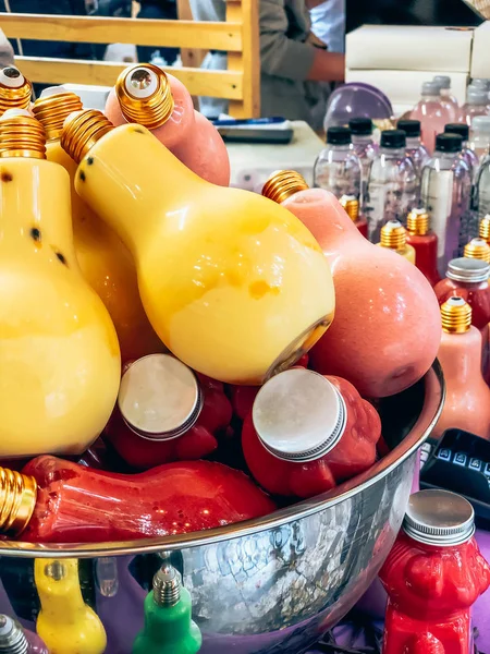 Sortimento de bebidas de smoothie de frutas saudáveis frescas — Fotografia de Stock