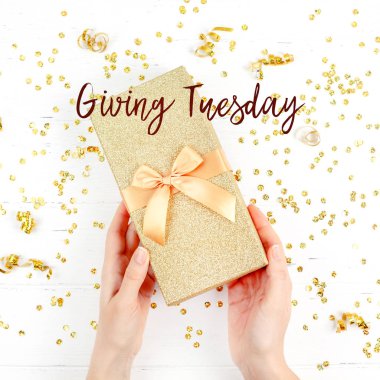 Salı konseptini elinde altın kutuyla veriyorsun.