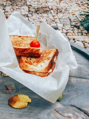 Kağıt üzerinde sandviç. Sokak yemekleri konsepti