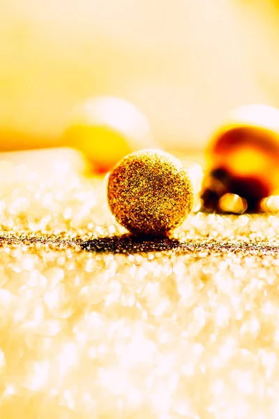 黄金の装飾とクリスマスの組成物 — ストック写真