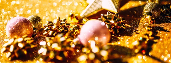Weihnachtskomposition mit goldener Dekoration — Stockfoto
