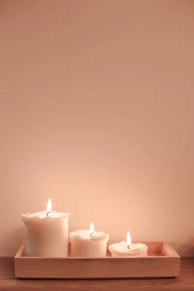 Luzes de velas em composição mínima de hygge — Fotografia de Stock