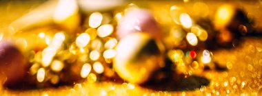 Altın dekorasyon ile Noel kompozisyon