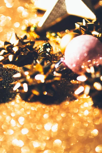 Weihnachtskomposition mit goldener Dekoration — Stockfoto