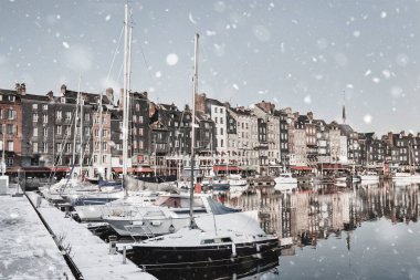 Kışın Fransa, Normandiya 'da Honfleur Limanı