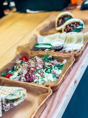 Salata ve tortilla şehir dışındaki kafeyi götürür.