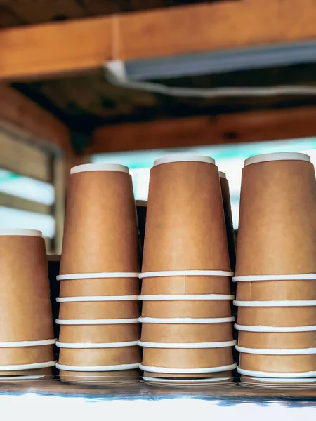 Einweg-Kaffeetassen in Straßencafé — Stockfoto