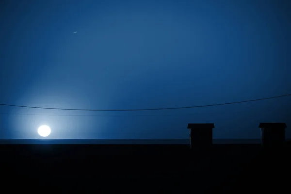 Månsken och havsstrand blå tonas — Stockfoto