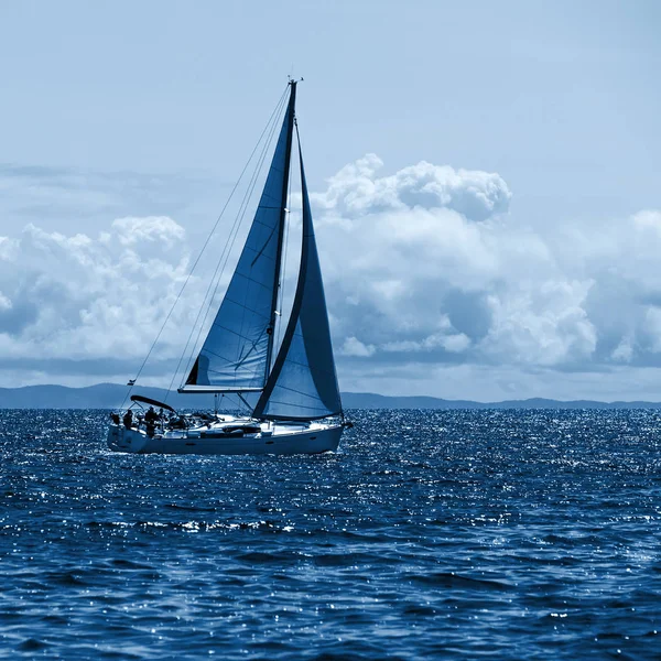Jacht rekreacyjny w morzu niebieski stonowany — Zdjęcie stockowe
