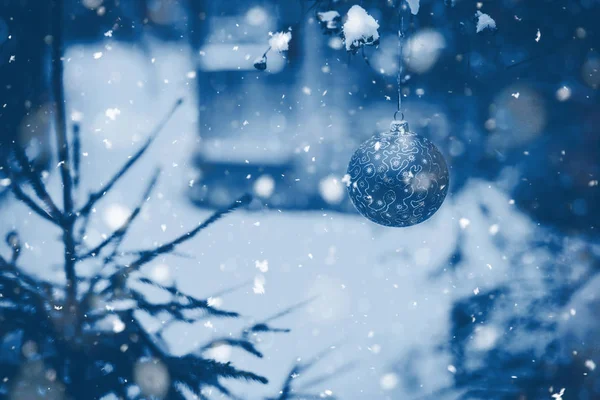 Рождественский бал на ветке дерева в синем тонусе — стоковое фото