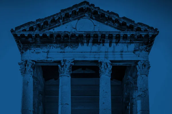 Roman temple in Pula, Croatia blue toned — Stock Photo, Image