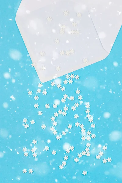Patrón de invierno hecho de pequeños copos de nieve blancos —  Fotos de Stock