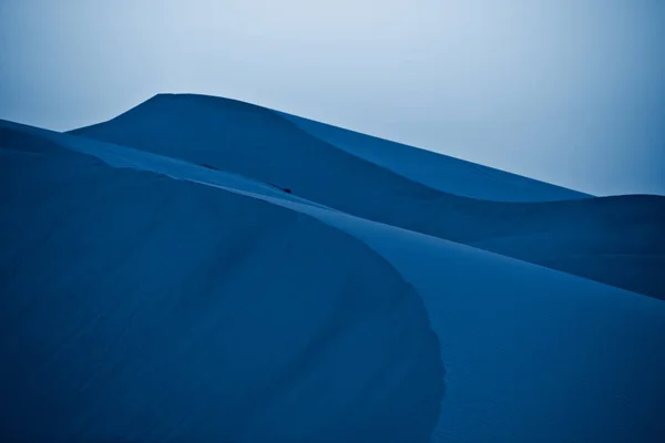 Woestijnduinen klassiek blauw getint — Stockfoto