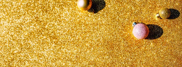 Kerst samenstelling met gouden decoratie — Stockfoto