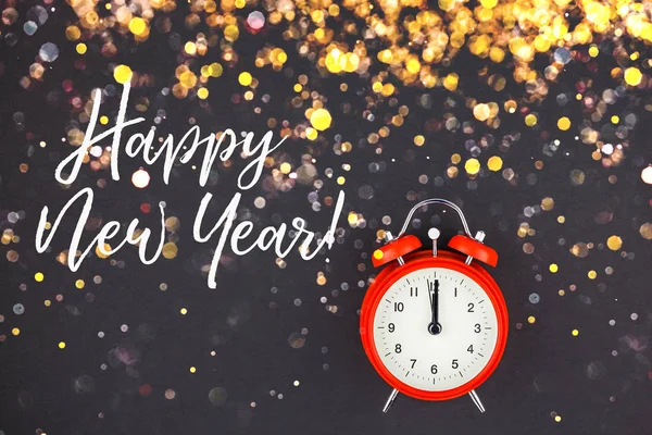 Neujahrspostkarte mit Uhr und goldenem Bokeh — Stockfoto