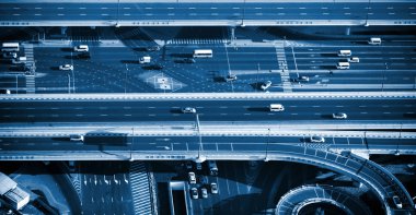 Otoyol kavşağının üst görünümü mavi tonlu