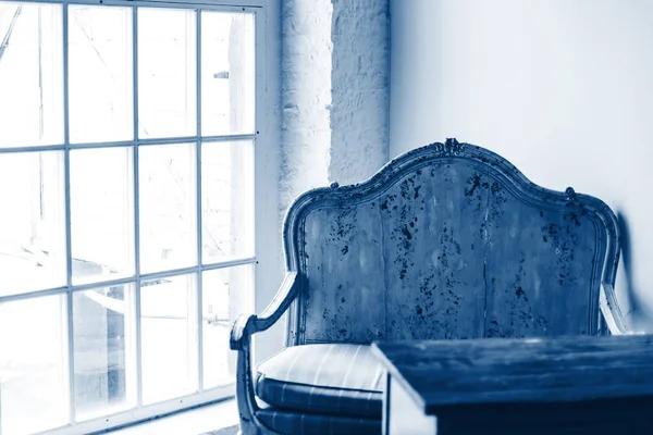 青い色調の部屋のアームチェアと木製のテーブル — ストック写真