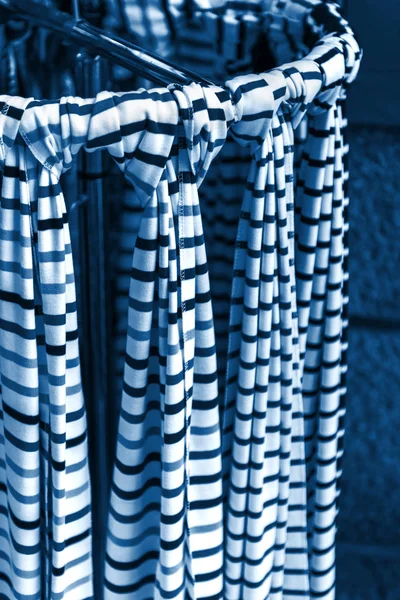 Kvinnor halsdukar på en marknad blå tonade — Stockfoto