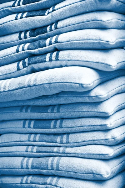 Linge de chaise oreillers pile tons bleus — Photo