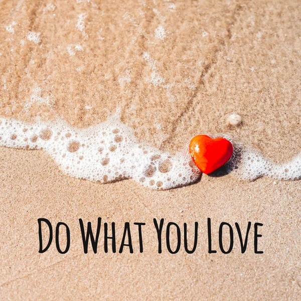Romantikus szimbóluma a piros szív a homokos tengerparton — Stock Fotó