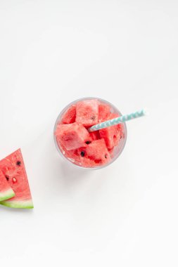 Beyaz arka planda cam da ezilmiş karpuz