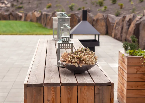 Restaurante ao ar livre terraço com móveis de madeira — Fotografia de Stock