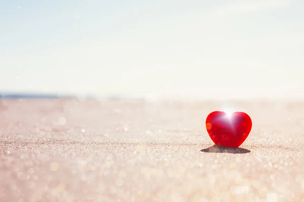 Símbolo romântico do coração vermelho na praia de areia — Fotografia de Stock