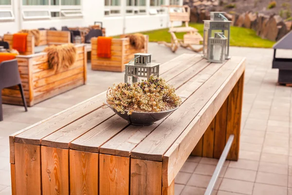 Openluchtrestaurant terras met houten meubilair — Stockfoto