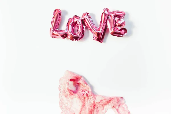 Kärlekskoncept. Uppblåsbar rosa ballong med bokstäver — Stockfoto