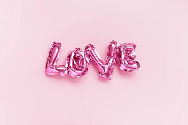 Concepto de amor. Globo rosa inflable con letras —  Fotos de Stock